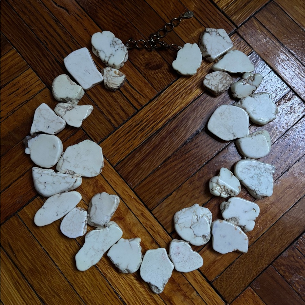 ROBERT ROSE White Chunky Marble Stone Necklace